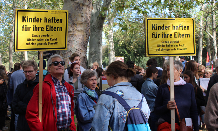 Mehr als 70.000 Menschen haben sich, nach Angaben der Veranstalter,  am 20. September in Köln versammelt, um für mehr Klimagerechtigkeit zu demonstrieren - unter ihnen auch die "Grannies for Future". Foto: Antje Schlenker-Kortum