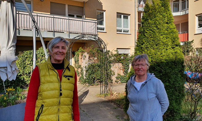 Ellen Unverzagt &#40;links&#41; und eine Mitbewohnerin von Ledo im Innenhof der Anlage. Foto: Lisa von Prondzinski