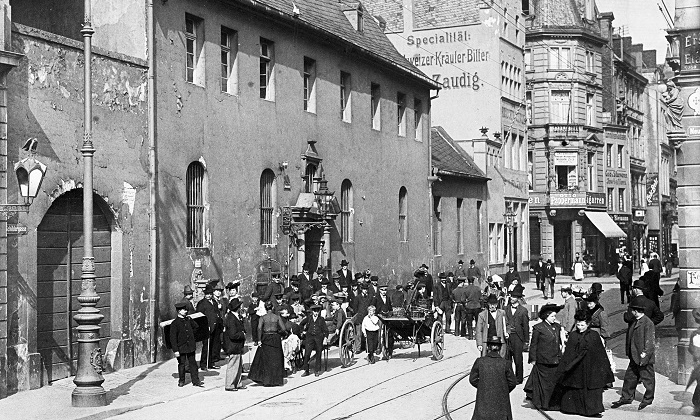 Die „Bleche Botz“ – heute steht dort das Schuhhaus Kämpgen. Foto: Foto: Rheinisches Bildarchiv