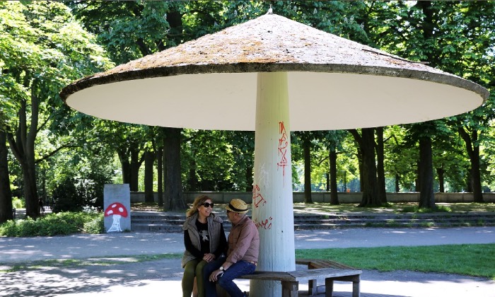 Der Wetterpilz im Blücherpark war früher als Fliegenpilz bemalt. Foto: Bettina Bormann