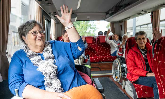 Busreisen bieten Geselligkeit und Mobilität mit Rollstuhl. Foto: Ben Horn