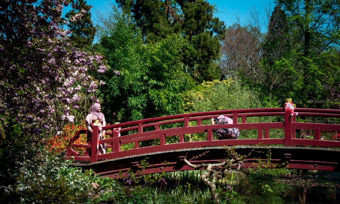 Die Brücke mit der typischen roten Lackierung ist ein beliebtes Fotomotiv. Foto: Costa Belibasakis