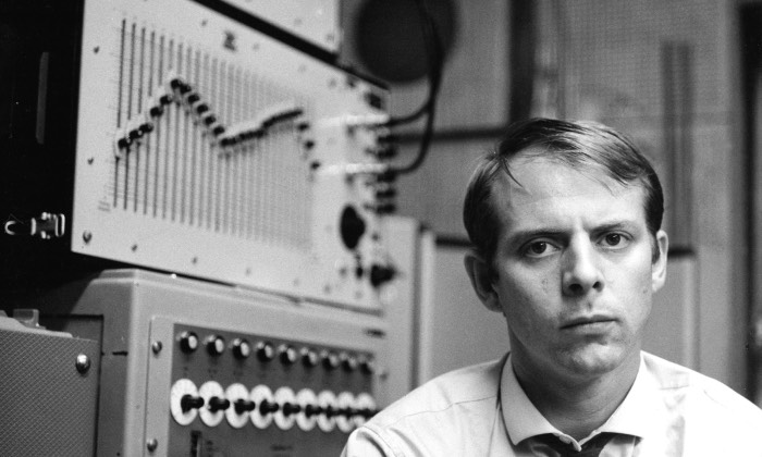 Der Komponist Karlheinz Stockhausen im Studio für Elektronische Musik des Westdeutschen Rundfunks. Foto: WDR