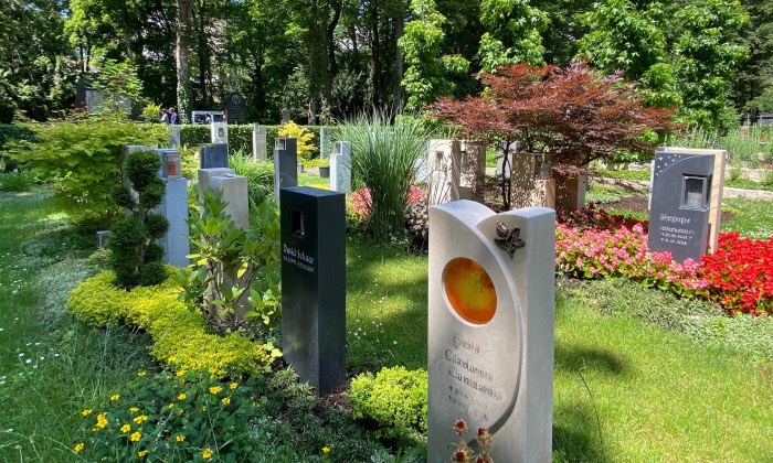 Im Garten der Lichter auf Melaten kann man der Grabstätte trotz eines Gestaltungs- und Pflegekonzepts eine persönliche Note geben. Foto: Genossenschaft Kölner Friedhofsgärtner