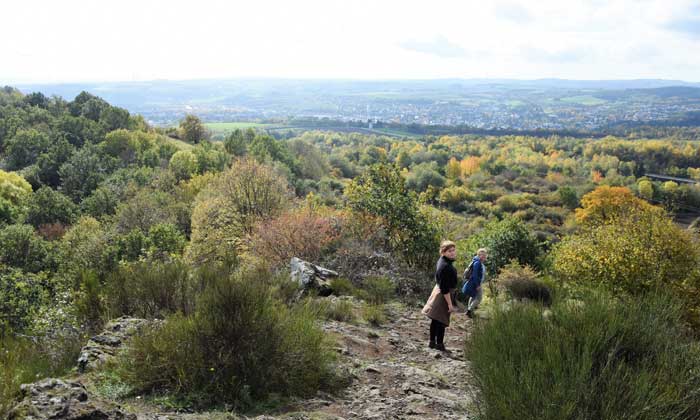 Anke Voerkel &#40;rechts&#41; und Tochter Klara unterwegs auf dem „Vulkanpfad“ in der Eifel. Foto: Susanne Neumann