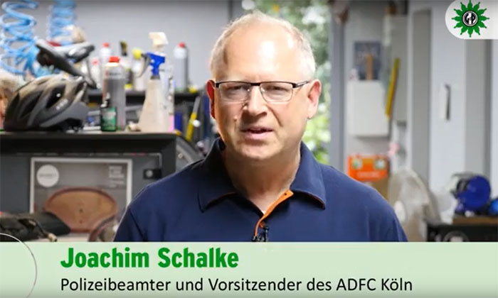 Joachim Schalke vom ADFC Köln gibt hilfreiche Tipps. Foto: Youtube, www.polizei-dein-partner.de