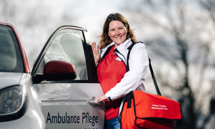 Nadine Schaller vom ambulanten Pflegedienst der Diakonie Michaelshoven übt ihren Beruf gerne aus. Foto: C. Belibasakis