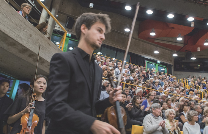 Beim Einzug in den Konzertsaal wächst die Anspannung der jungen Künstler ins Unermessliche. Erklingt dann die Musik, wachsen sie – angespornt vom Publikum – über sich hinaus. Foto: HfMT Köln / Christian Nielinger