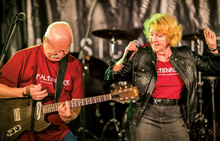 Bei Faltenrock singen Frauen und Männer zusammen. Foto: Felix Vollmer