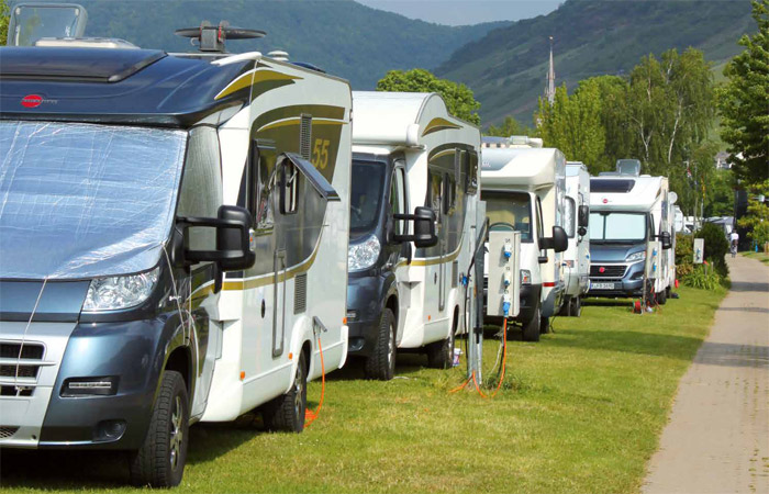 Meist sind die Stellplätze sehr einfach und zweckmäßig ausgestattet, da Wohnmobile alles Notwendige an Bord haben. Foto: Lydia Schneider-Benjamin