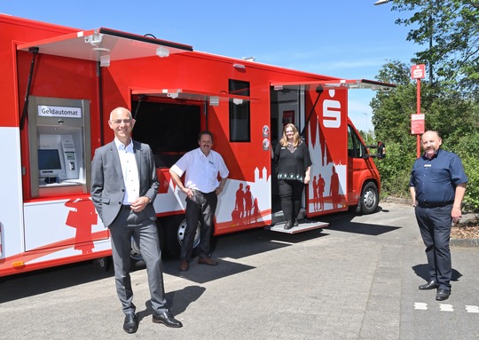 Privatkundenvorstand Volker Schramm &#40;links im Bild&#41; freut sich mit dem Bus-Team, dass das Kölner Haltestellennetz der Mobilen Filiale komplett ist / Foto: Thomas Luther / Bildrechte: Sparkasse KölnBonn